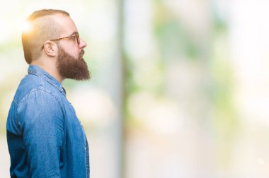 Genç beyaz hipster adam gözlük izole arka tarafına, seyir üzerinde dinlenmek doğal yüz emin gülümseme ile pozuyla profili.