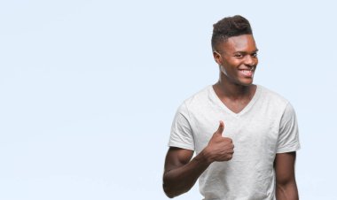 Afrikalı-Amerikalı genç hareketi el ile mutlu yaşasın yapıyor izole arka plan üzerinde. Kameraya bakarak başarı gösteren ile ifade onaylama.