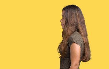 İzole arka tarafına, arayan genç güzel esmer kadın dinlenmek doğal yüz emin gülümseme ile pozuyla profili.