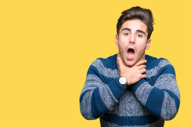 Genç yakışıklı adam üzerinde arka plan bağırarak izole ve çünkü boğmak acı kendi ellerimle öldürürüm. Sağlık sorunu. Yaralarından ve intihar kavramı.