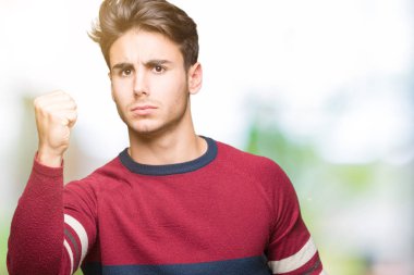 İzole arka plan öfkeli ve sinirli sinirli ve öfke ile bağırarak süre öfkeli yumruk yükselterek genç yakışıklı adam. Öfke ve agresif kavramı.