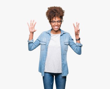 Güzel genç Afro-Amerikan kadın gözlük gösterilen ve parmakları ile işaret izole arka plan üzerinde kendinden emin ve mutlu gülümseyerek süre sekiz numara.