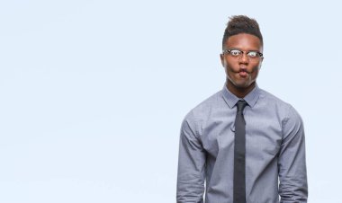 Genç Afro-Amerikalı iş adamı izole arka plan yapma balık yüzüne dudaklı, çılgın ve komik bir jest. Komik ifade.