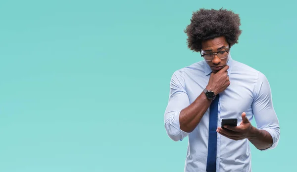 Hombre Negocios Afroamericano Mensajes Texto Usando Teléfono Inteligente Sobre Fondo —  Fotos de Stock