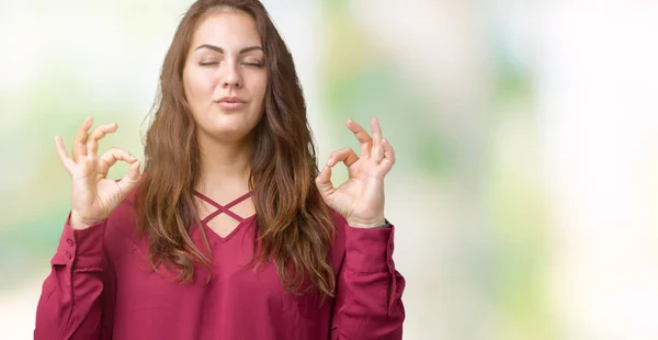 プラスのサイズ分離の背景の上の若い女性がリラックスして美しいと目と笑みを浮かべて閉じた指で瞑想のジェスチャーを行います ヨガの概念 — ストック写真