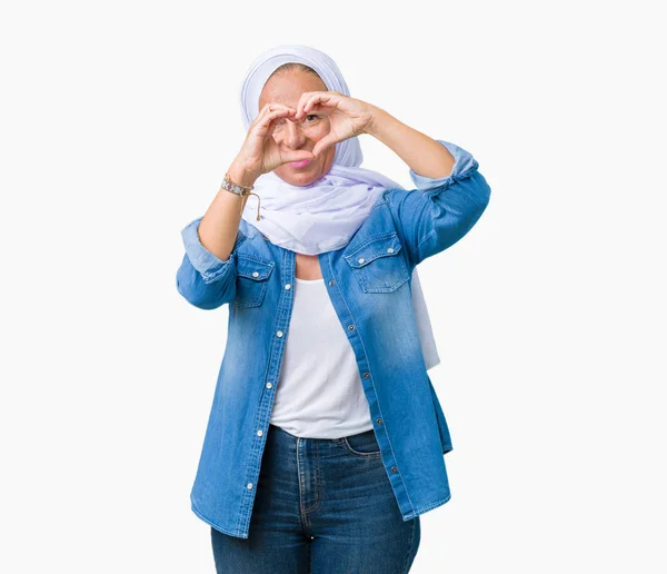 分離の背景手と指の標識を見て笑みを浮かべて行うハートの上アラビア ヒジャーブを着て中年東アラブ女性 — ストック写真