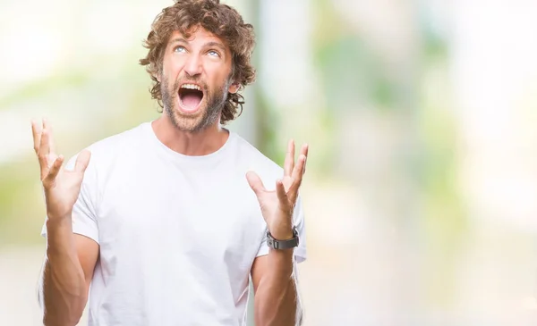 Bonito Homem Modelo Hispânico Sobre Fundo Isolado Louco Louco Gritando — Fotografia de Stock