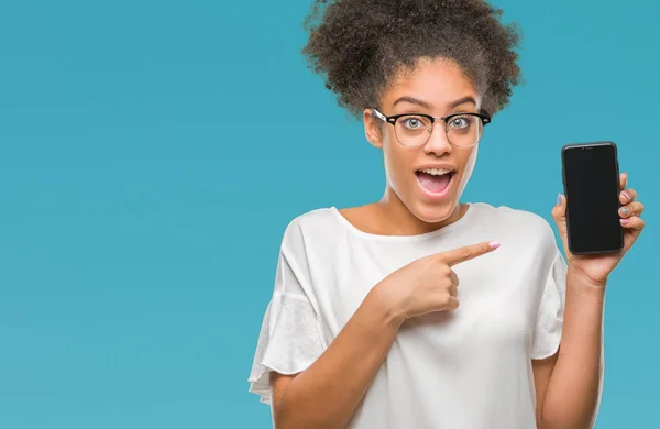 Young Beautiful Afro American Showing Smartphone Screen Isolated Background Very — Stock Photo, Image