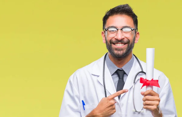 Hombre Médico Hispano Adulto Sosteniendo Grado Sobre Fondo Aislado Muy — Foto de Stock