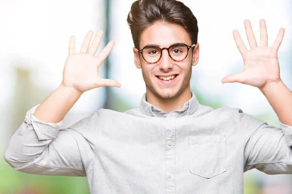 Joven Hombre Guapo Con Gafas Sobre Fondo Aislado Mostrando Apuntando — Foto de Stock