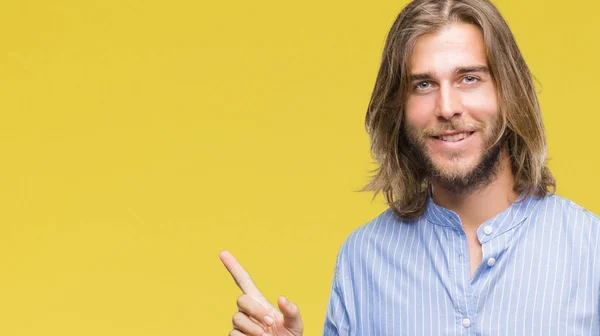 Junger Gutaussehender Mann Mit Langen Haaren Vor Isoliertem Hintergrund Mit — Stockfoto