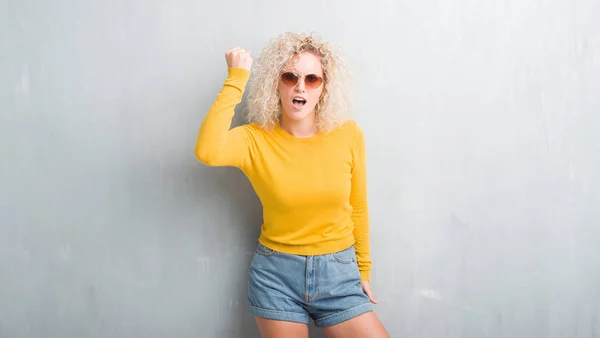 Jonge Blonde Vrouw Met Krullend Haar Grunge Grijze Achtergrond Boos — Stockfoto