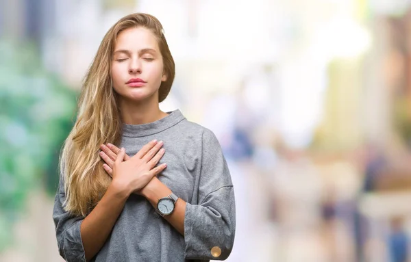 Jonge Mooie Blonde Vrouw Geïsoleerde Achtergrond Glimlachend Met Handen Borst — Stockfoto