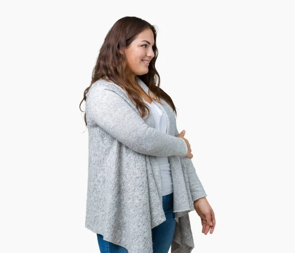 プラスのサイズ分離の背景に冬のジャケットを身に着けている若い女性美しい腕側に見て笑って越えて確信と自信を持って — ストック写真