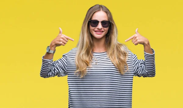 Junge Schöne Blonde Frau Mit Sonnenbrille Über Isoliertem Hintergrund Sieht — Stockfoto