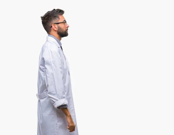 成年拉美裔科学家或医生男子穿白色大衣在孤立的背景寻找侧 放松的轮廓姿势与自然脸与自信的微笑 — 图库照片