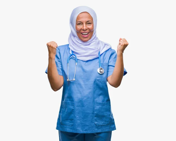 上ヒジャーブを着て中年アラブに上級看護師女性背景腕を上げると 驚きと驚きの成功を祝う分離し 目を開きます 勝者の概念 — ストック写真