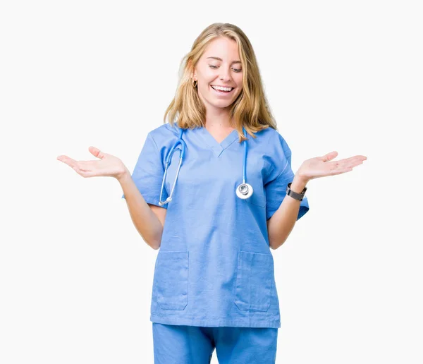 Linda Jovem Médica Mulher Vestindo Uniforme Médico Sobre Fundo Isolado — Fotografia de Stock