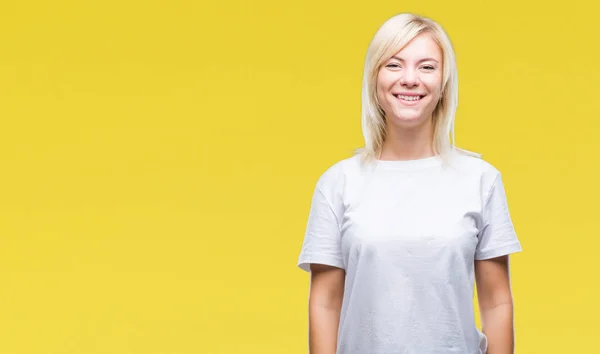 Joven Mujer Rubia Hermosa Con Camiseta Blanca Sobre Fondo Aislado — Foto de Stock