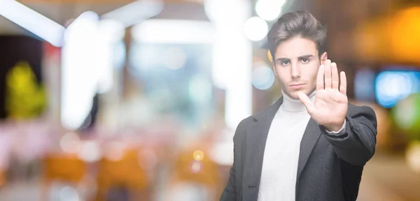 Elegantní Mladý Muž Sobě Zimní Kabát Izolované Pozadí Dělá Stop — Stock fotografie