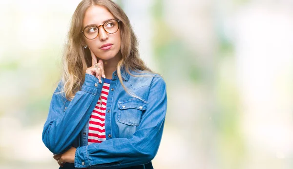 Krásná Mladá Blond Žena Nosí Brýle Izolované Pozadí Rukou Bradě — Stock fotografie