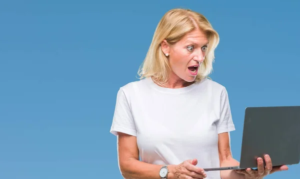 Middle Age Blonde Woman Using Computer Laptop Isolated Background Scared — Stock Photo, Image