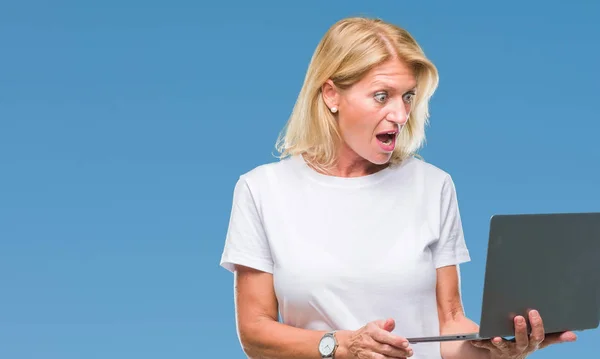 Blonde Frau Mittleren Alters Mit Computer Laptop Über Isoliertem Hintergrund — Stockfoto