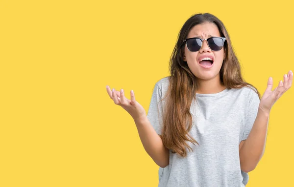 Junge Schöne Brünette Frau Mit Sonnenbrille Über Isoliertem Hintergrund Verrückt — Stockfoto