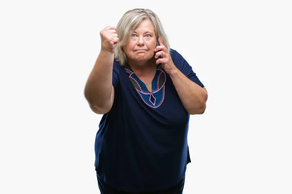 Senior Size Mulher Caucasiana Falando Telefone Sobre Fundo Isolado Irritado — Fotografia de Stock