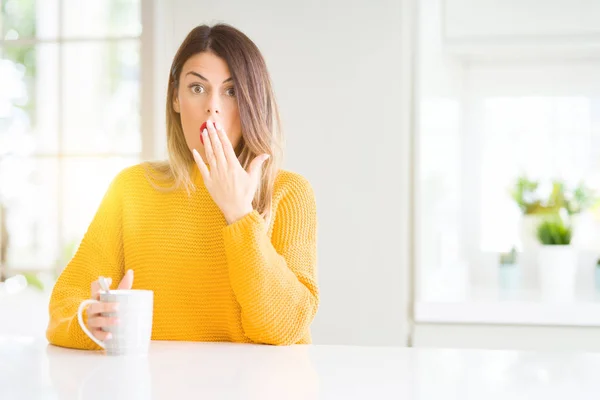 Jovem Mulher Bonita Bebendo Uma Xícara Café Casa Cobrir Boca — Fotografia de Stock