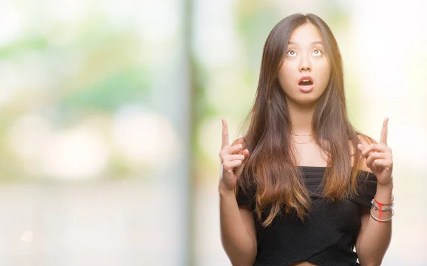 Junge Asiatische Frau Über Isolierten Hintergrund Erstaunt Und Überrascht Blick — Stockfoto