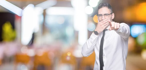 Ung Snygg Business Man Glasögon Över Isolerade Bakgrund Skratta Pekar — Stockfoto