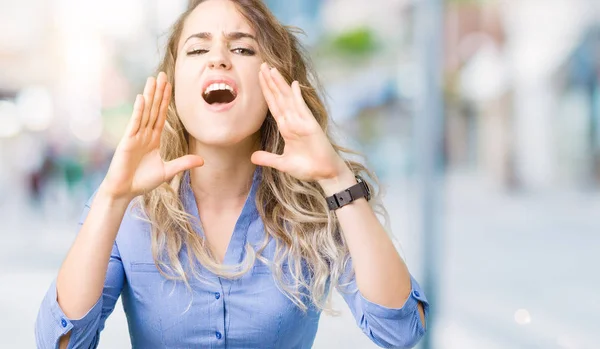 Schöne Junge Blonde Geschäftsfrau Über Isolierten Hintergrund Schreit Wütend Laut — Stockfoto