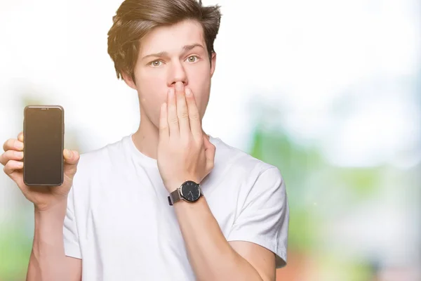 Młody Człowiek Pokazywanie Ekranu Smartfona Białym Tle Okładka Usta Ręką — Zdjęcie stockowe