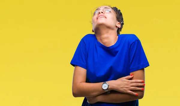 年轻的编织头发非洲裔美国女孩戴眼镜在孤立的背景与手在胃 因为恶心 疼痛的疾病感觉不舒服 Ache — 图库照片
