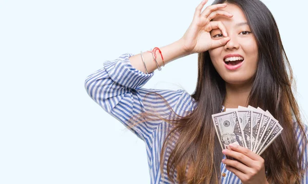 Jovem Asiático Mulher Segurando Dólares Sobre Isolado Fundo Com Feliz — Fotografia de Stock