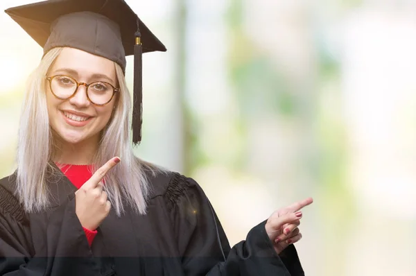 Młoda Kobieta Blonde Noszenie Jednolite Magisterskie Białym Tle Uśmiechając Się — Zdjęcie stockowe