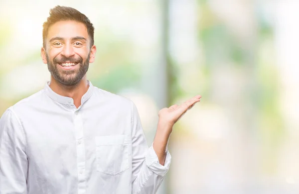 Homem Hispânico Adulto Sobre Fundo Isolado Sorrindo Alegre Apresentando Apontando — Fotografia de Stock