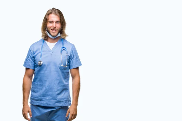 Genç Yakışıklı Doktor Adam Uzun Saçlı Seksi Bir Ifadeyle Neşeli — Stok fotoğraf