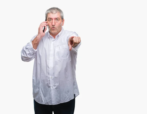 Stilig Senior Man Pratar Smartphone Över Isolerade Bakgrund Pekar Med — Stockfoto