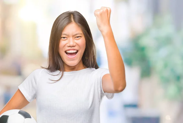 Jonge Aziatische Vrouw Die Houdt Van Voetbal Voetbal Geïsoleerde Achtergrond — Stockfoto