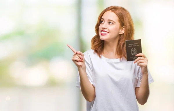 Jovem Bela Mulher Segurando Passaporte Itália Sobre Fundo Isolado Muito — Fotografia de Stock