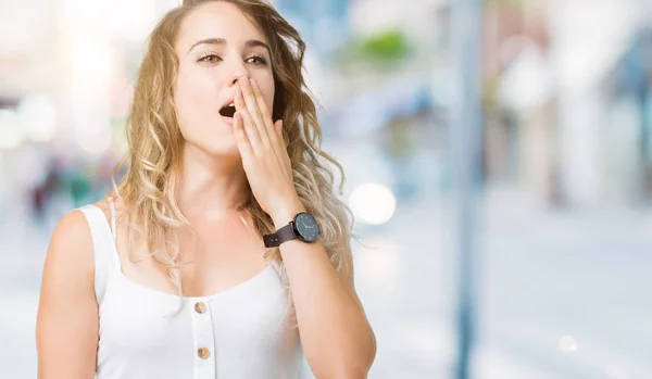 Jovem Bela Mulher Loira Sobre Fundo Isolado Entediado Bocejo Cansado — Fotografia de Stock