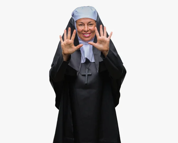 Μέση Ηλικία Ανώτερος Χριστιανική Καθολική Μοναχή Γυναίκα Απομονωμένη Φόντο Δείχνει — Φωτογραφία Αρχείου