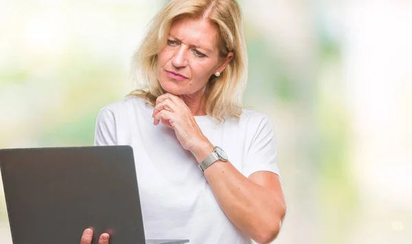 Donna Bionda Mezza Età Che Utilizza Computer Portatile Sfondo Isolato — Foto Stock