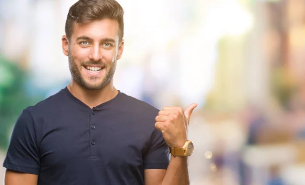 Jovem Homem Bonito Sobre Fundo Isolado Sorrindo Com Rosto Feliz — Fotografia de Stock