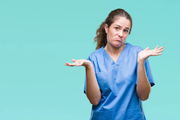 Joven Doctora Morena Vistiendo Uniforme Enfermera Cirujano Sobre Fondo Aislado —  Fotos de Stock