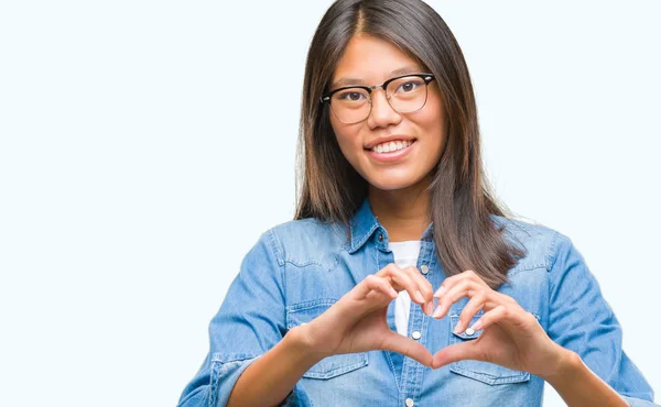 Jonge Aziatische Vrouw Bril Geïsoleerde Achtergrond Glimlachend Liefde Met Hartsymbool — Stockfoto