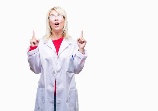 Young Beautiful Blonde Professional Woman Wearing White Coat Isolated Background — Stock Photo, Image