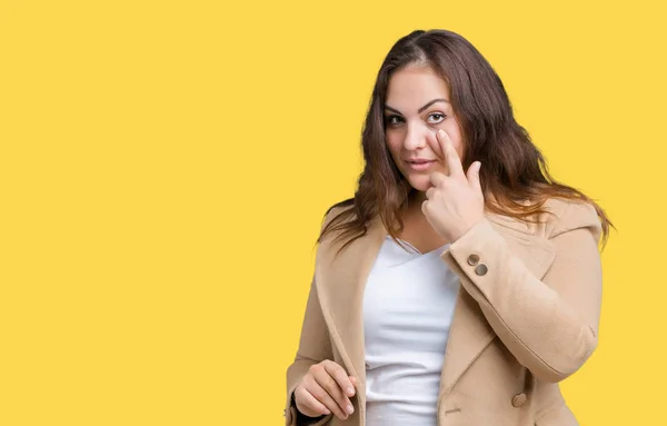 Hermosa Mujer Joven Tamaño Grande Con Abrigo Invierno Sobre Fondo —  Fotos de Stock